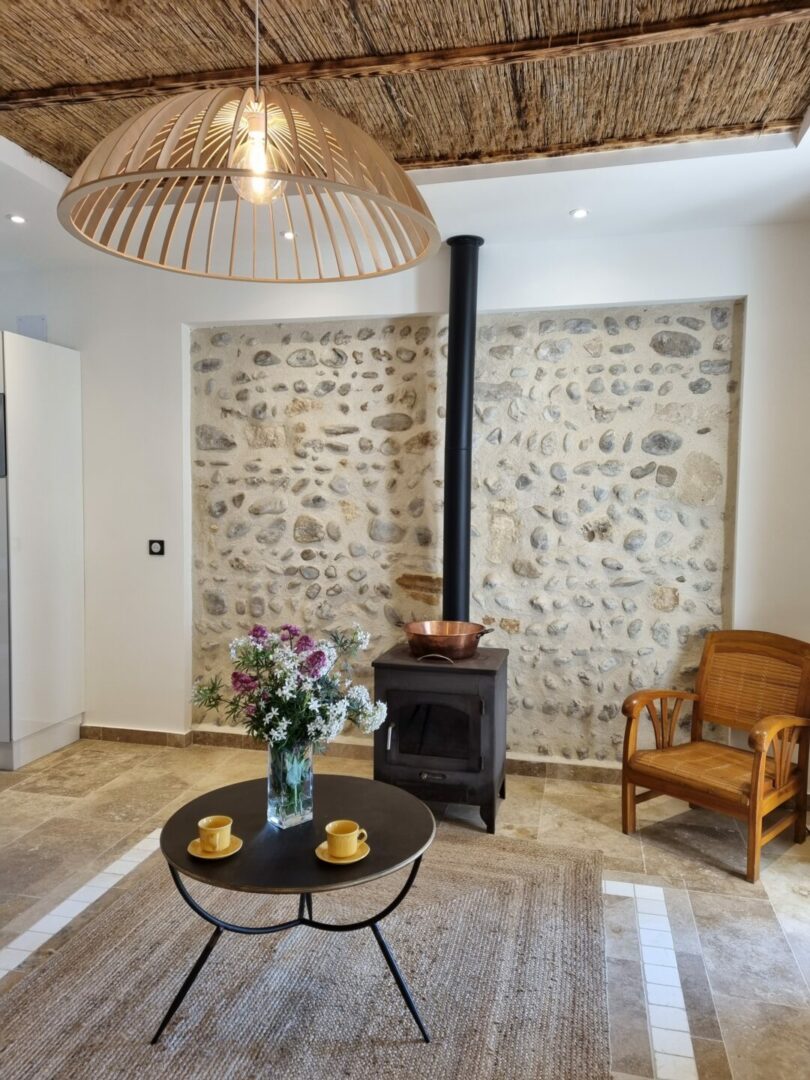 Salon avec mur en pierre